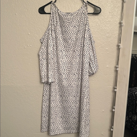 Cold Shoulder Patterned Dress - Picture 4 of 4